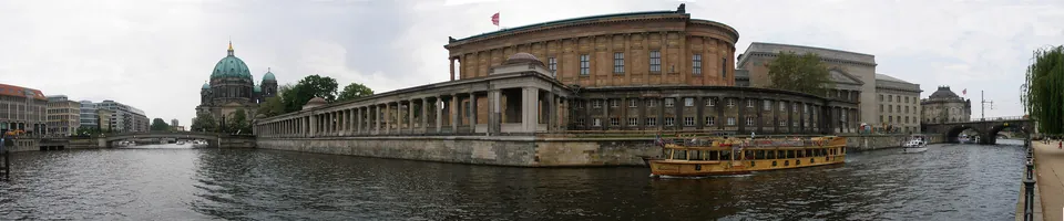 Berliner Museumsinsel mit Spree und Berliner Dom.