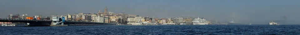 Istanbuls Uferpanorama mit dem Galataturm im Dunst.