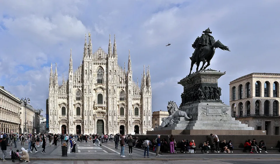 Mailänder Dom und Reiterdenkmal auf der Piazza del Duomo im Tageslicht.